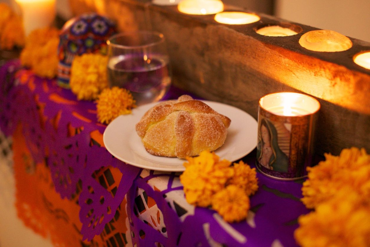 altar con pan de muerto 2
